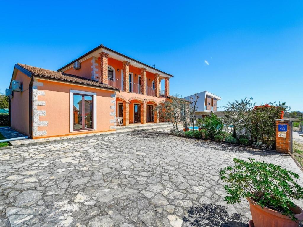 Zdjęcie z galerii obiektu Spacious holiday home in Vi njan with private pool w mieście Višnjan