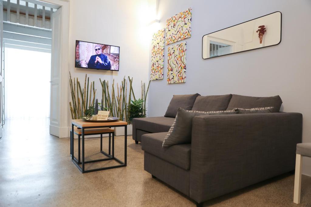 una sala de estar con un sofá y una mesa en Nice House San Biagio - Luxury Full Apartment, en Lecce