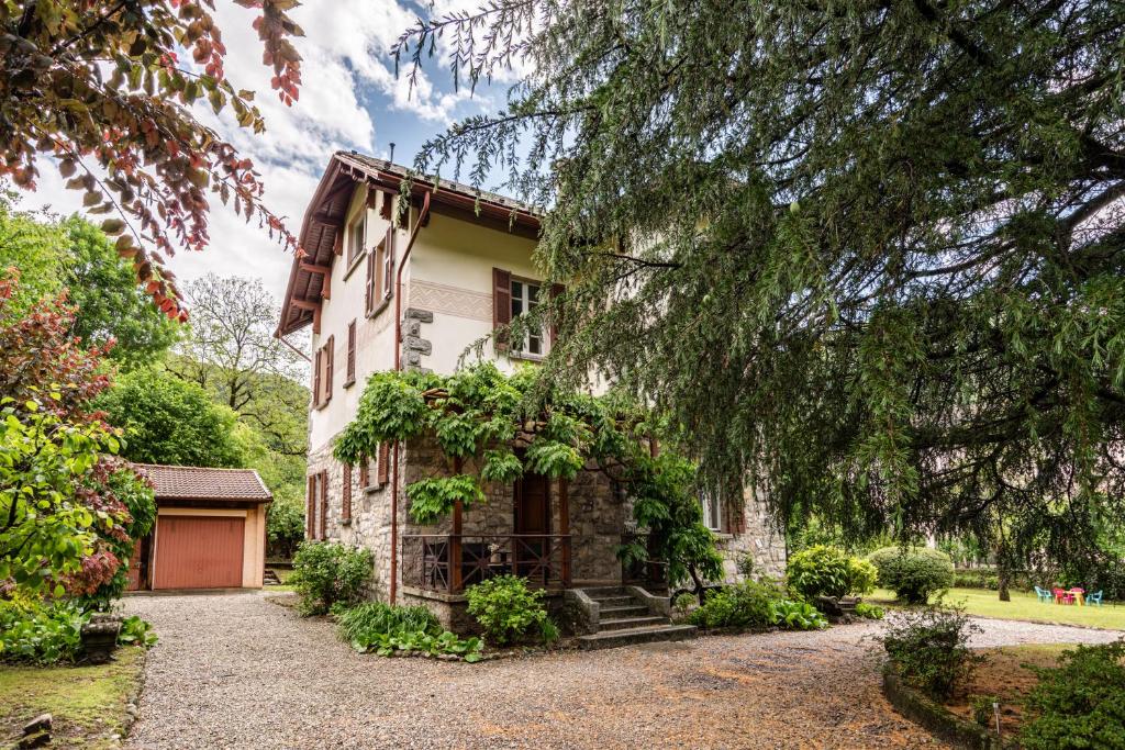 Roomy '900 House surrounded by greenery with parking! - Housity