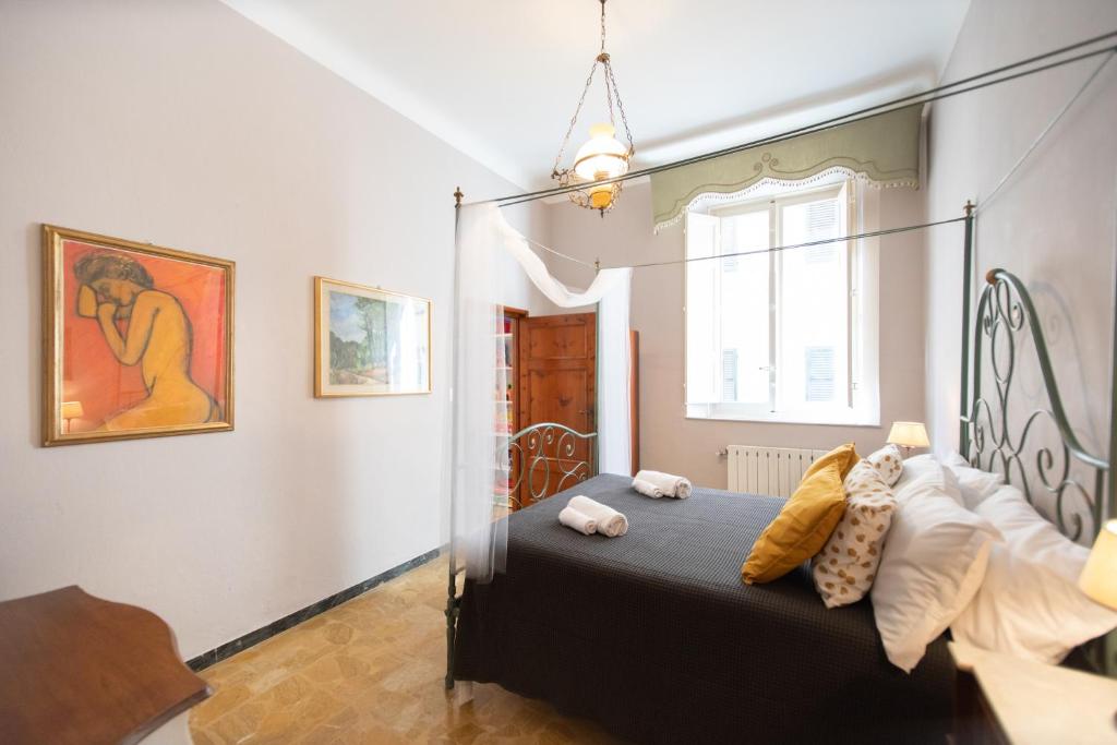 A bed or beds in a room at Re Migio Apartment with Terrace and Lift