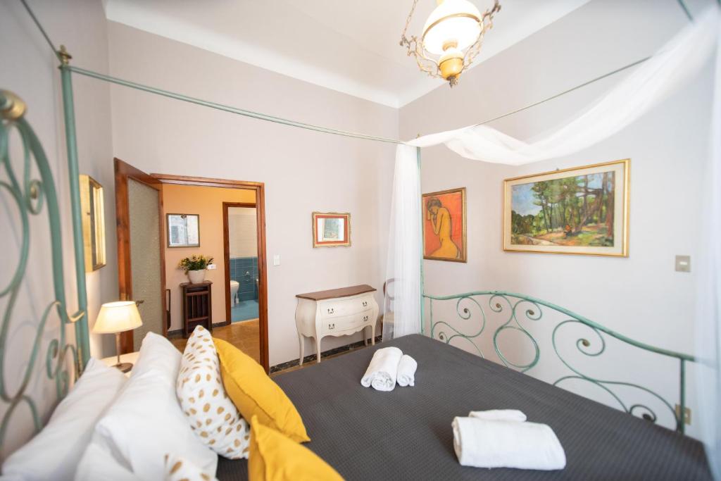 A bed or beds in a room at Re Migio Apartment with Terrace and Lift