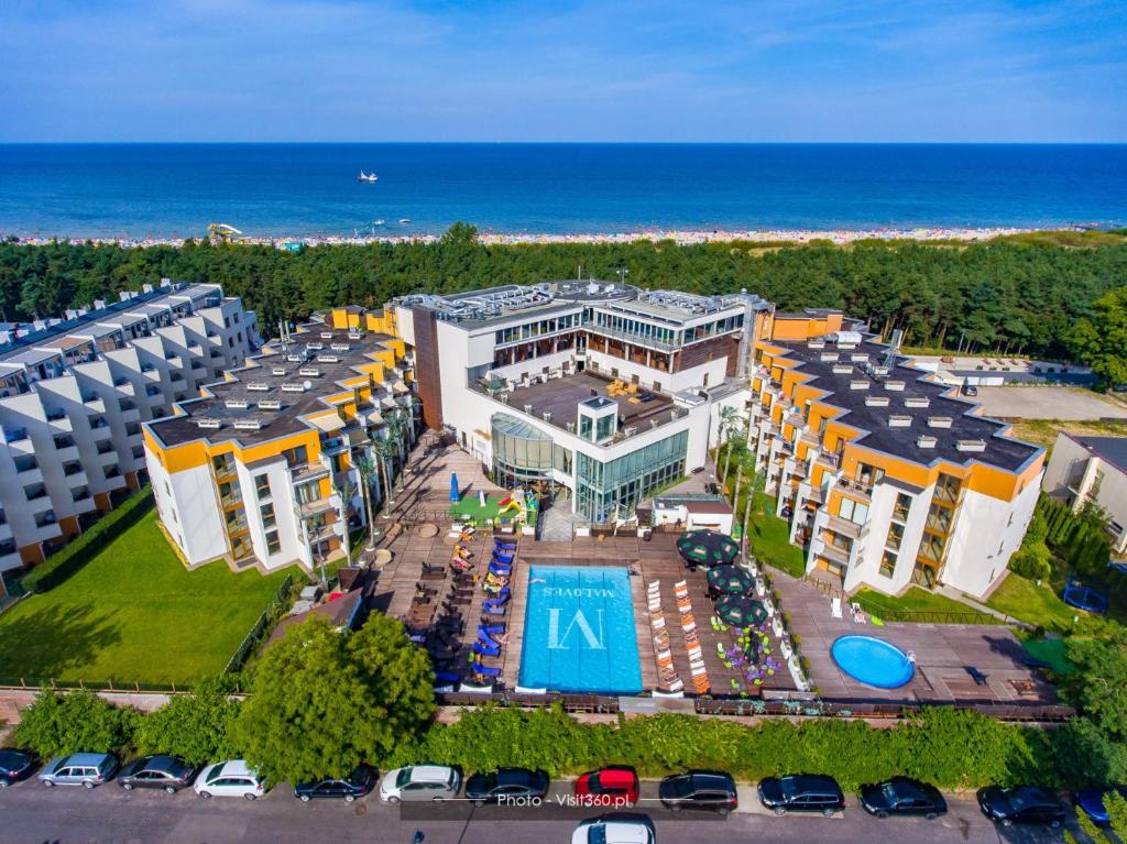 an aerial view of a building with a pool and the ocean at Apartament Carlos in Władysławowo
