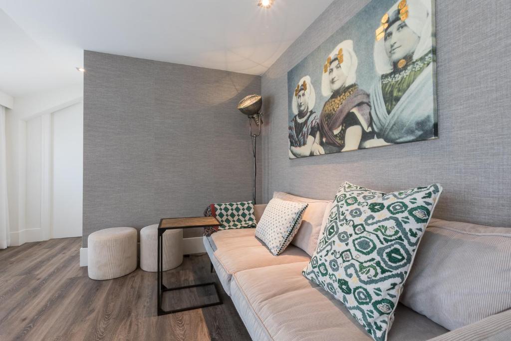 uma sala de estar com um sofá e uma mesa em Centrum-Appartementen Langstraat 5 em Zoutelande