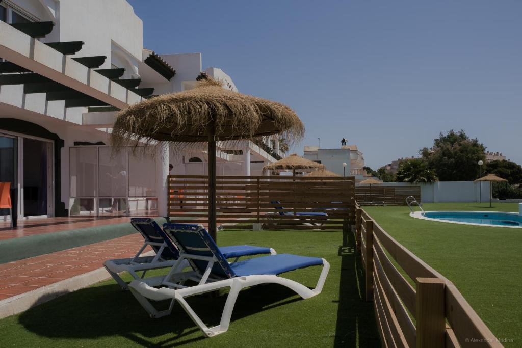 Bazén v ubytovaní Gran Villa Roquetas Beach & Golf Playa Serena alebo v jeho blízkosti