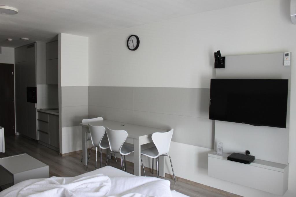 TV a/nebo společenská místnost v ubytování Apartmany Arcadia