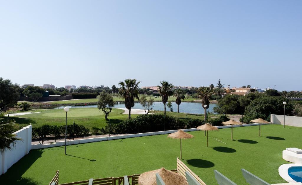 Bazén v ubytovaní Gran Villa Roquetas Beach & Golf Playa Serena alebo v jeho blízkosti