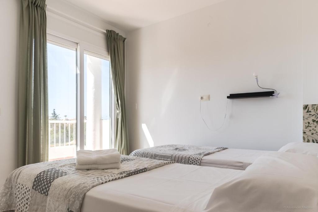 Posteľ alebo postele v izbe v ubytovaní Gran Villa Roquetas Beach & Golf Playa Serena