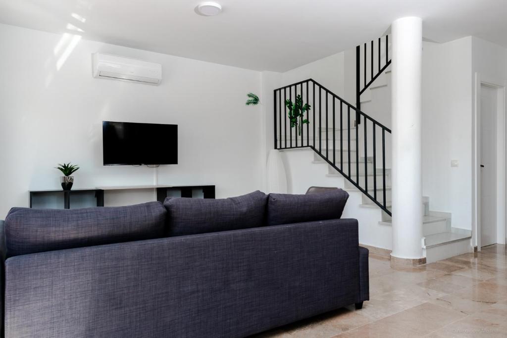 Televízia a/alebo spoločenská miestnosť v ubytovaní Gran Villa Roquetas Beach & Golf Playa Serena