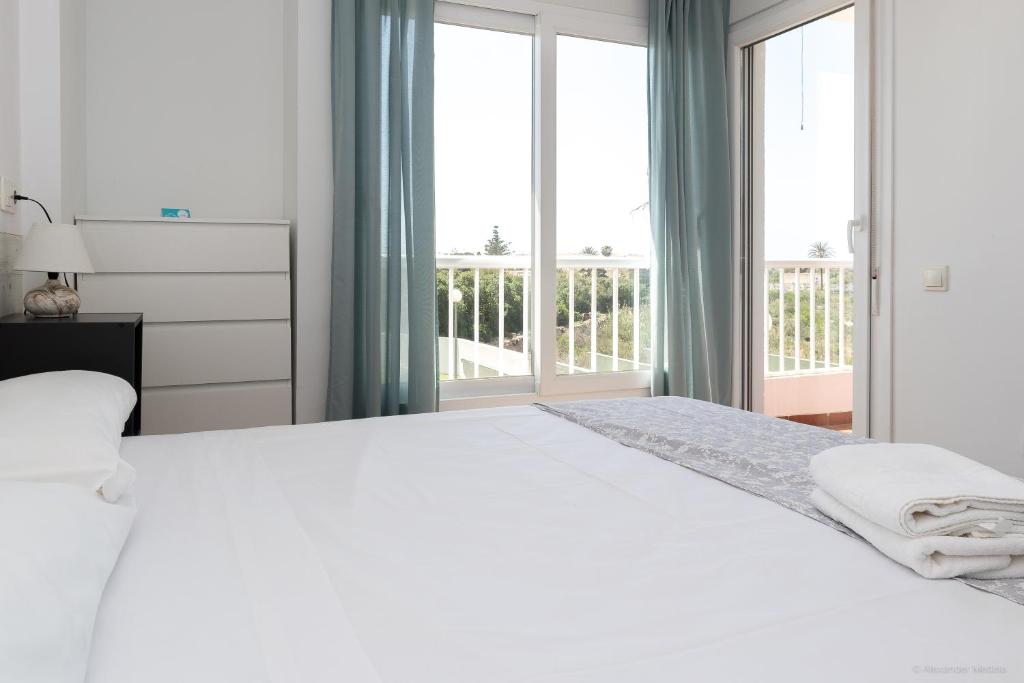 Posteľ alebo postele v izbe v ubytovaní Gran Villa Roquetas Beach & Golf Playa Serena
