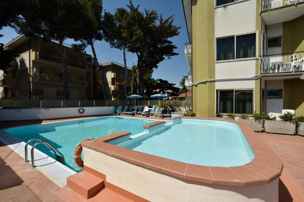 einem Pool vor einem Gebäude in der Unterkunft Hotel Diano Marina Mhotelsgroup in Diano Marina