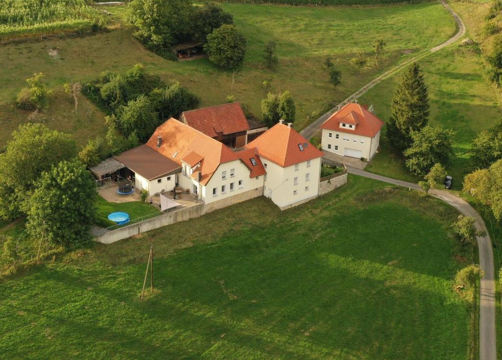 an aerial view of a large house with a yard at Ferienwohnungen Finkengrund in Büren
