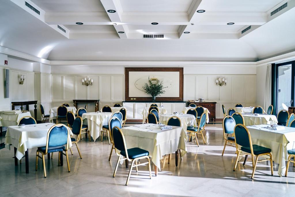 Restaurace v ubytování Ambassador Palace Hotel