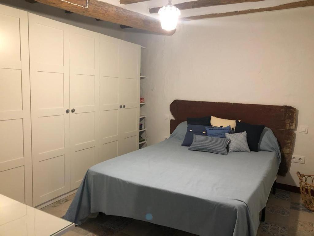 A bed or beds in a room at Cal Tató Apartament