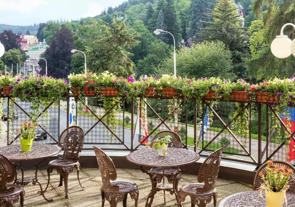 Nespecifikovaný výhled na hory nebo výhled na hory při pohledu z hotelu