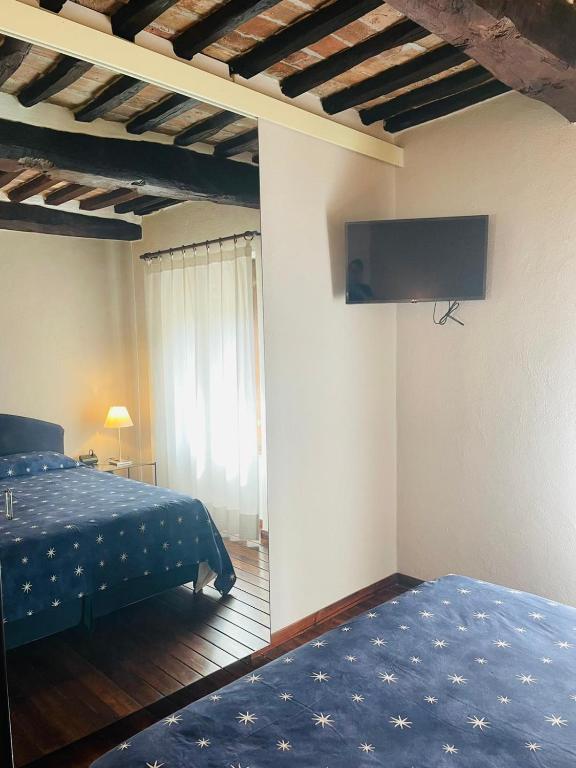 Televízia a/alebo spoločenská miestnosť v ubytovaní Locanda del Glicine