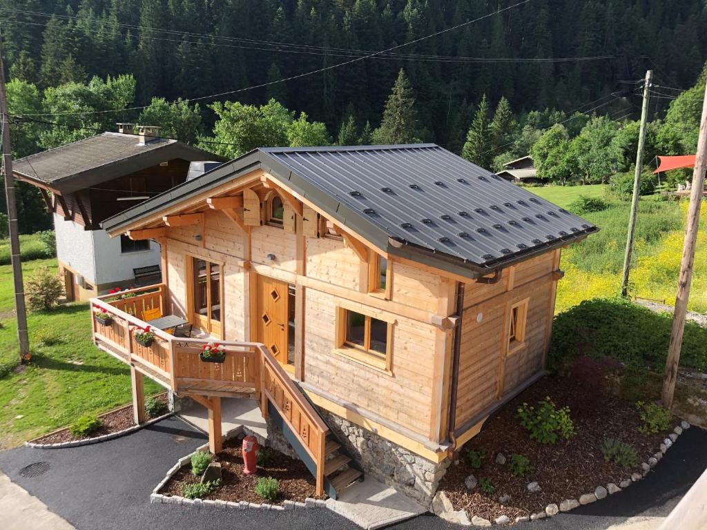 eine Aussicht auf ein winziges Haus mit einem Dach in der Unterkunft Chalet cosy et moderne vue montagnes in Seytroux