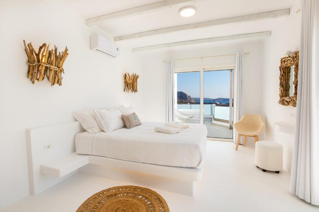 Postel nebo postele na pokoji v ubytování Thalasidi Luxury Suites