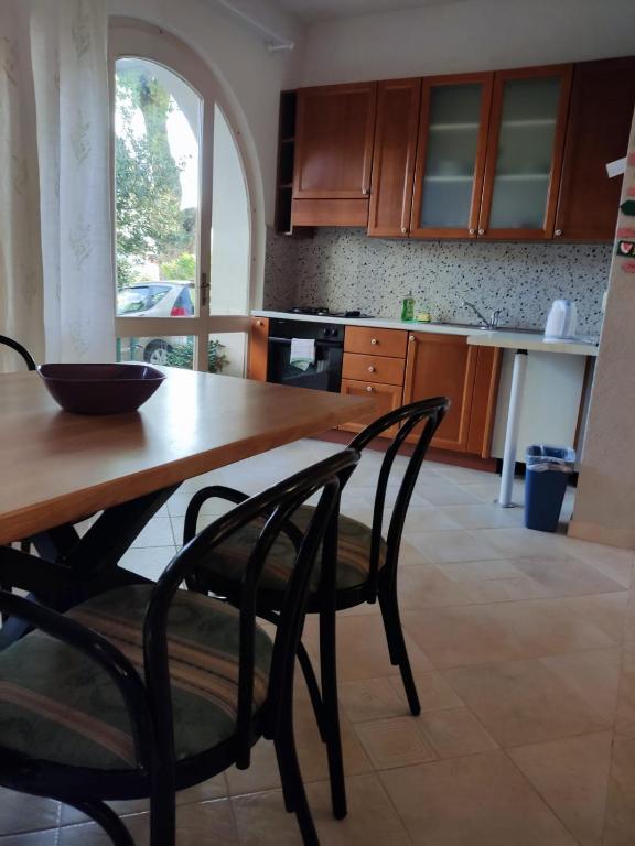 Kuchyňa alebo kuchynka v ubytovaní Holiday Home with free parking by the beach