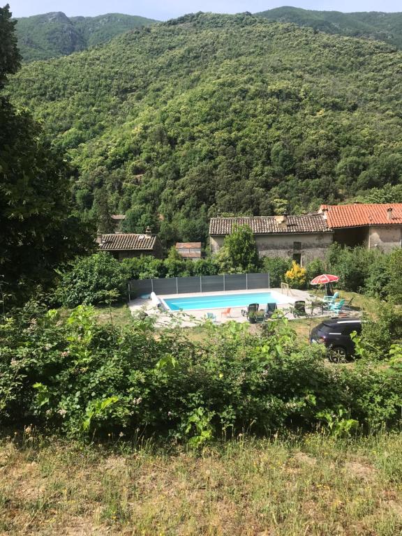 ein Haus mit einem Pool und einem Berg in der Unterkunft Le grenier de l Aigoual in Valleraugue