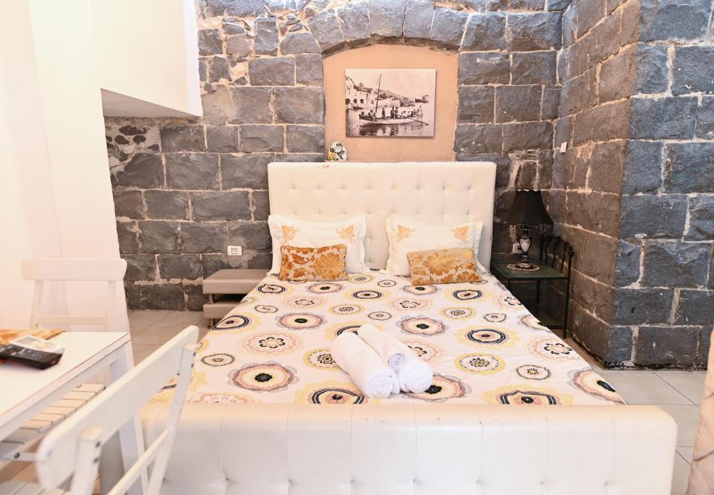 Postel nebo postele na pokoji v ubytování Domos Tiberias דומוס טבריה