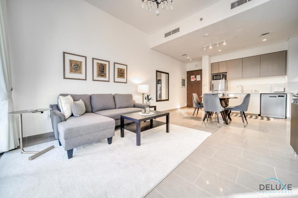 Posezení v ubytování Graceful 1BR at Park Heights Dubai Hills MBR City by Deluxe Holiday Homes