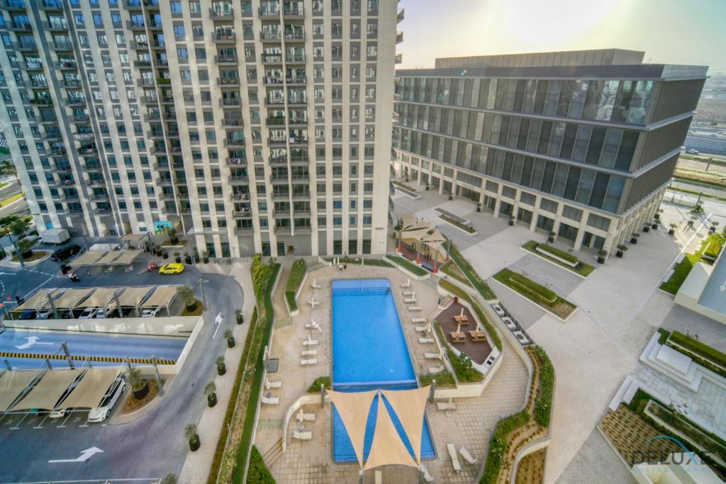 Bazén v ubytování Graceful 1BR at Park Heights Dubai Hills MBR City by Deluxe Holiday Homes nebo v jeho okolí