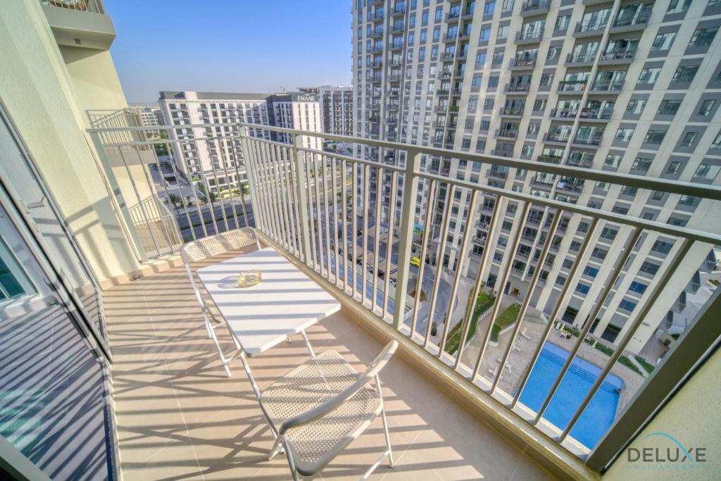 Bazén v ubytování Graceful 1BR at Park Heights Dubai Hills MBR City by Deluxe Holiday Homes nebo v jeho okolí