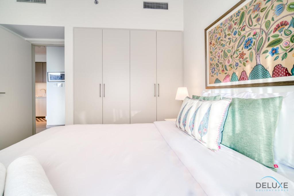 Postel nebo postele na pokoji v ubytování Graceful 1BR at Park Heights Dubai Hills MBR City by Deluxe Holiday Homes