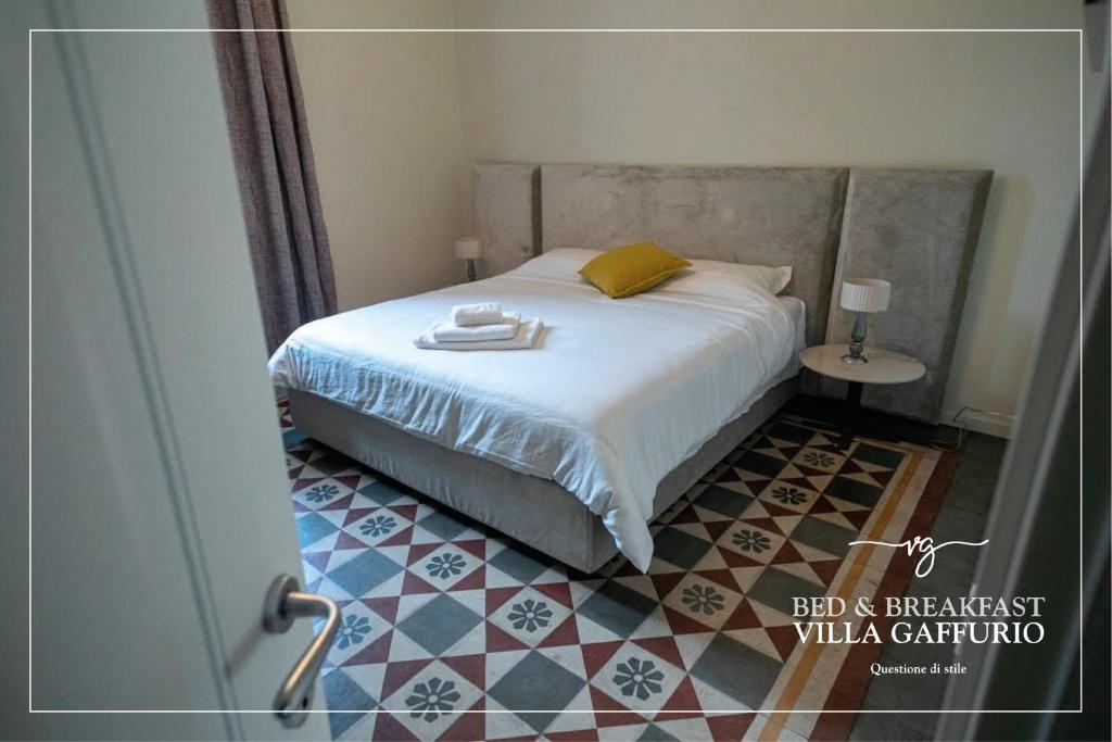 een slaapkamer met een bed en een tegelvloer bij Villa Gaffurio in Bergamo