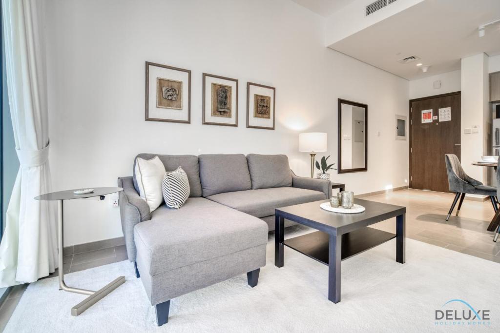 Posezení v ubytování Graceful 1BR at Park Heights Dubai Hills MBR City by Deluxe Holiday Homes
