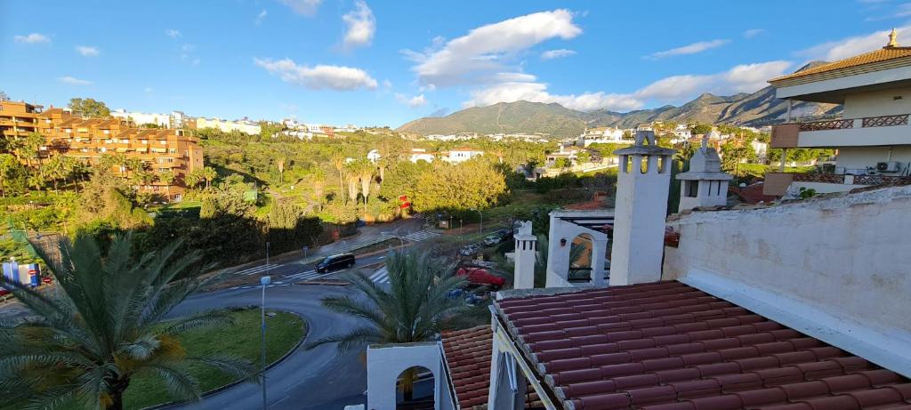 - une vue sur une ville avec une rue et des bâtiments dans l'établissement Sueño Del Mar - Terraza - Piscina - Playa - Pueblo Evita, à Benalmádena
