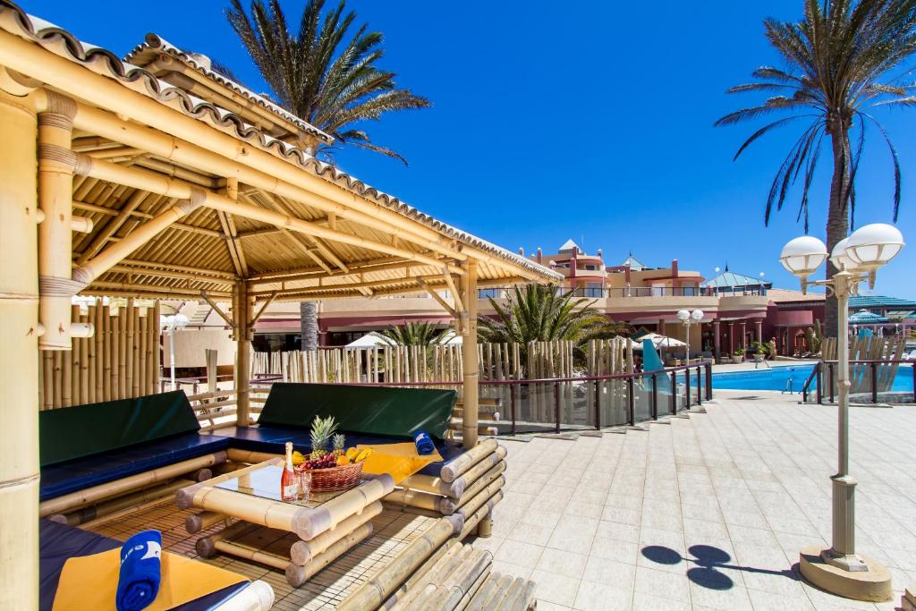Bazén v ubytování Hotel Esmeralda Maris by LIVVO nebo v jeho okolí