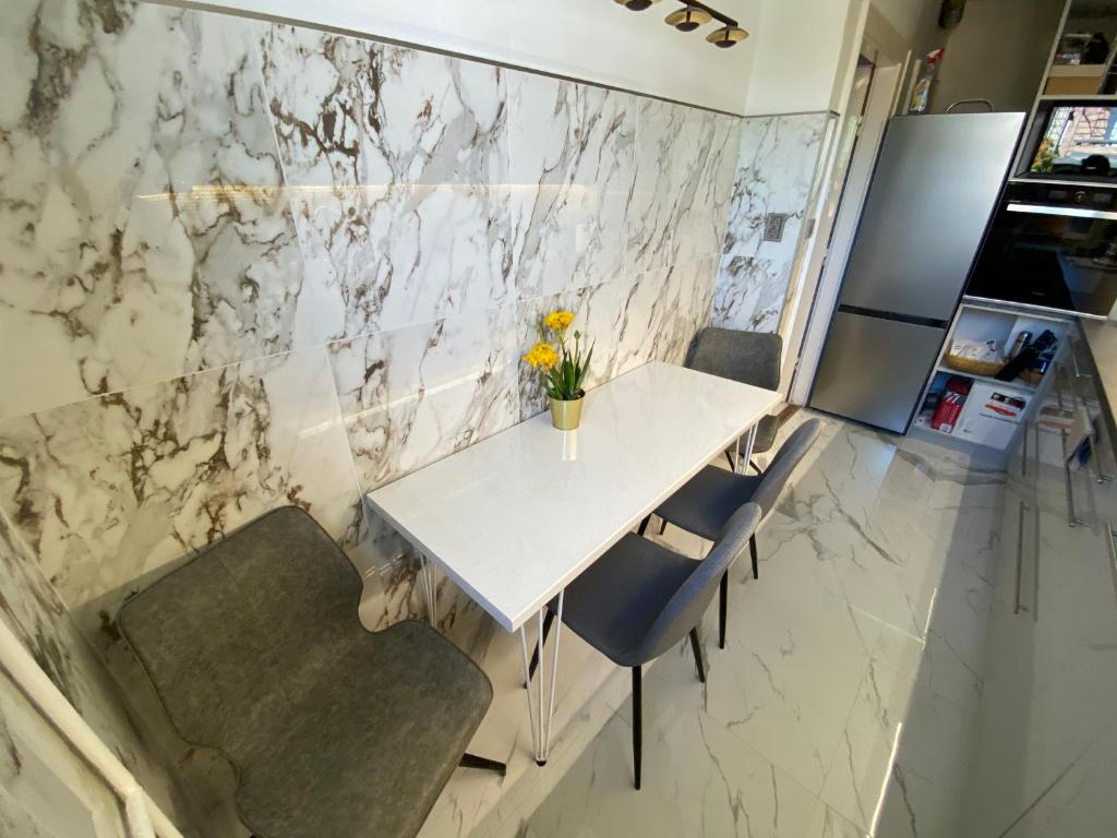Kuchyňa alebo kuchynka v ubytovaní Lonyay Street Apartment
