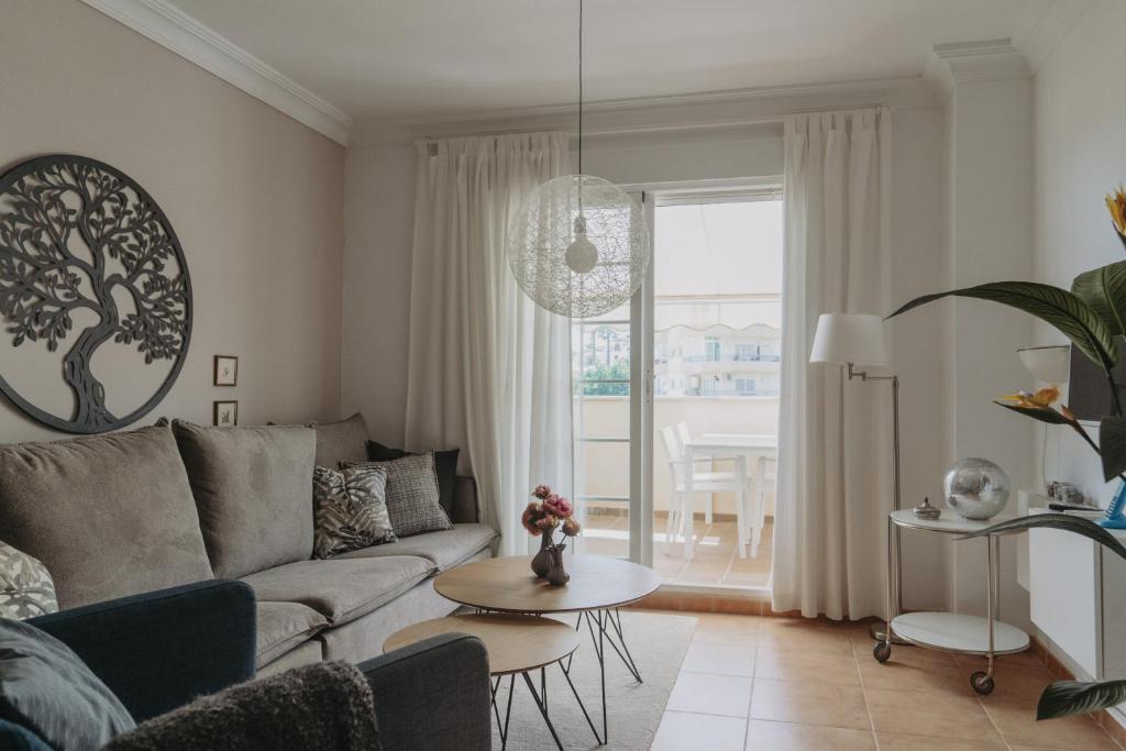 salon z kanapą i stołem w obiekcie AP378 Casa Maria w mieście Nerja