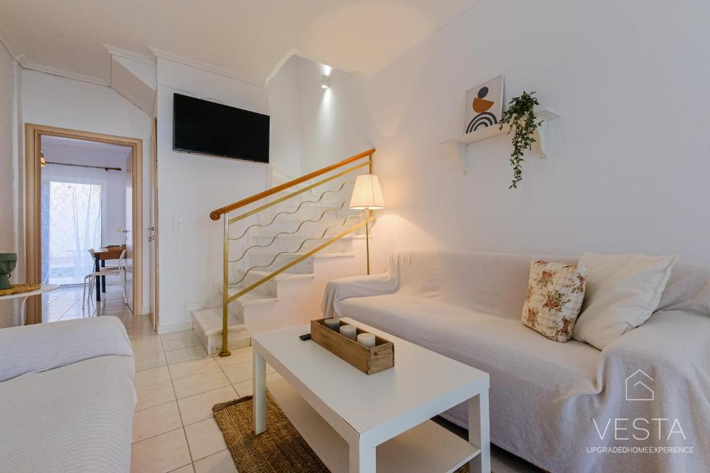 salon z białą kanapą i stołem w obiekcie Waterlily 3-bedroom Maisonette, 75m to sandy beach w mieście Skála Nikíta