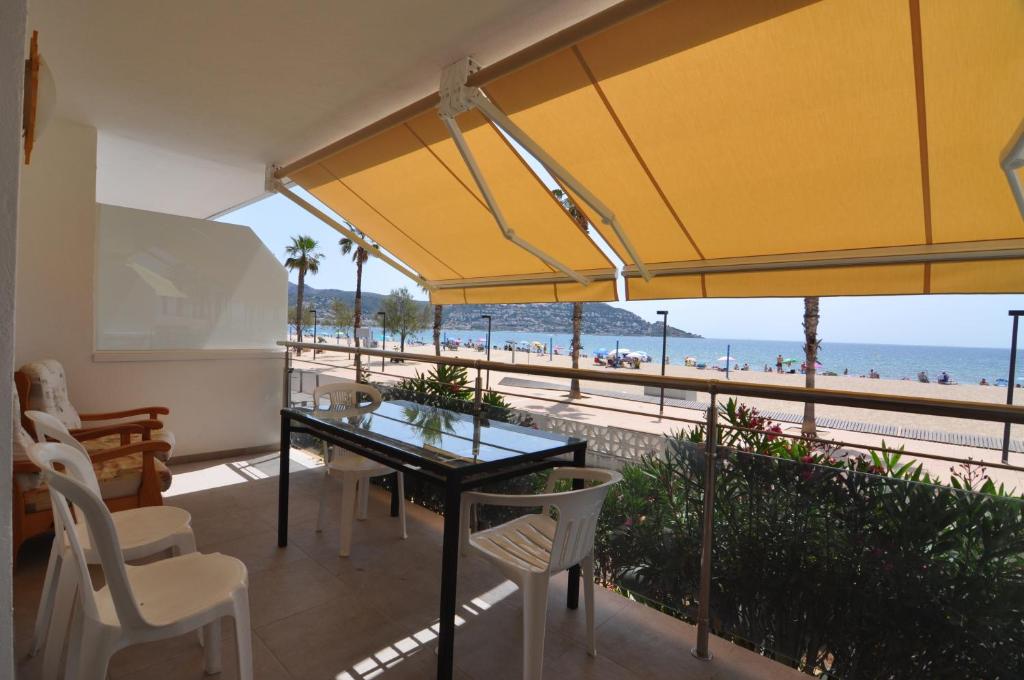 uma sala de jantar com vista para a praia em RNET - Front de Mer - Roses Costa Brava em Roses