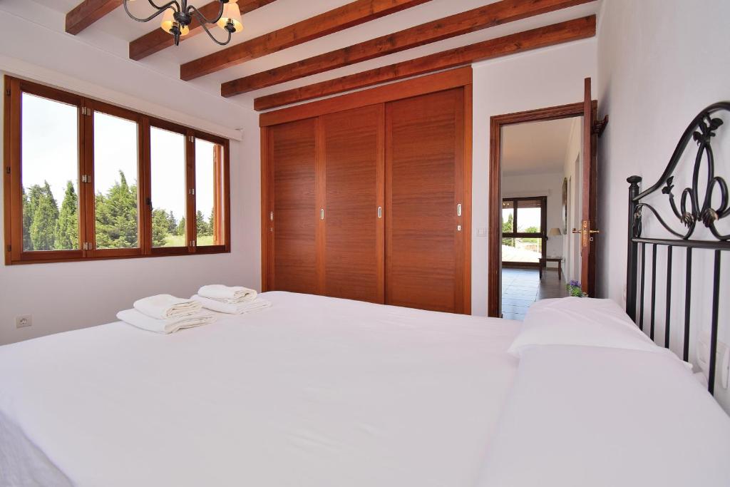 Postel nebo postele na pokoji v ubytování 239 Villa Biniaco ETV4993 by Mallorca Charme
