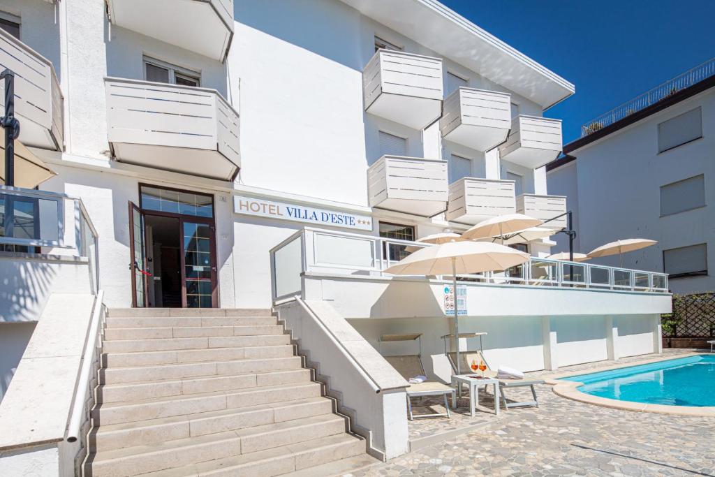 um edifício de hotel com escadas e uma piscina em Hotel Villa d'Este em Grado