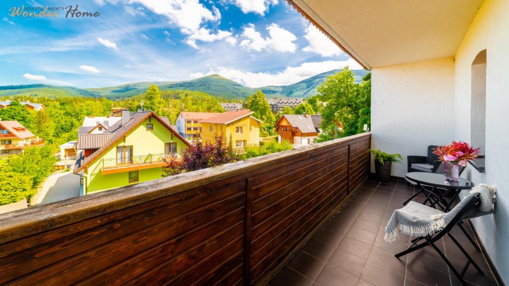 een balkon met uitzicht op de bergen bij Wonder Home - Apartamenty w cichej okolicy, niedaleko centrum Karpacza - blisko stoku i restauracji in Karpacz