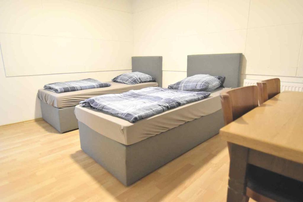 Uma cama ou camas num quarto em Monteurzimmer mit Pantry-Küche in Köln