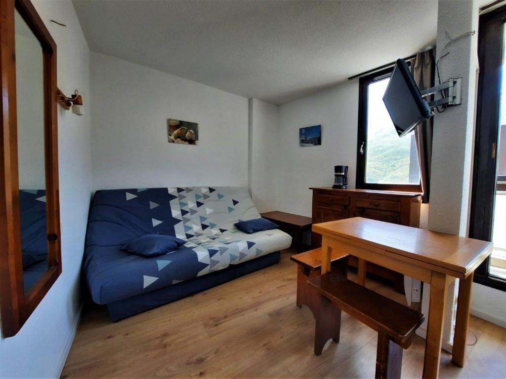 une chambre avec un lit, un bureau et une table dans l'établissement Studio 3 personnes avec balcon aux Menuires, ski aux pieds - FR-1-452-50, aux Menuires