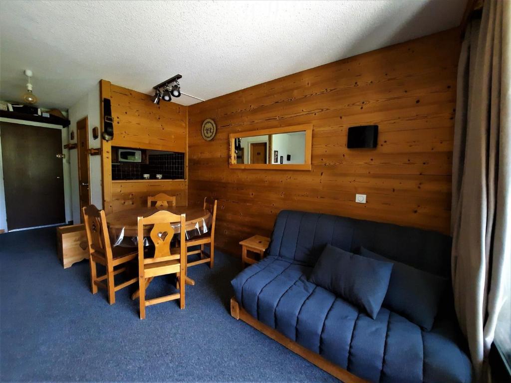 uma sala de estar com um sofá e uma mesa em Appartement Les Menuires, 2 pièces, 5 personnes - FR-1-452-93 em Les Menuires