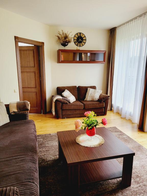 sala de estar con sofá y mesa de centro en Smilgose en Palanga