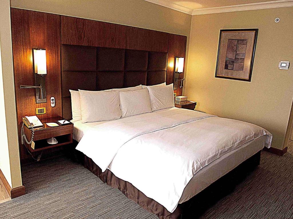 Postel nebo postele na pokoji v ubytování Swissotel Quito