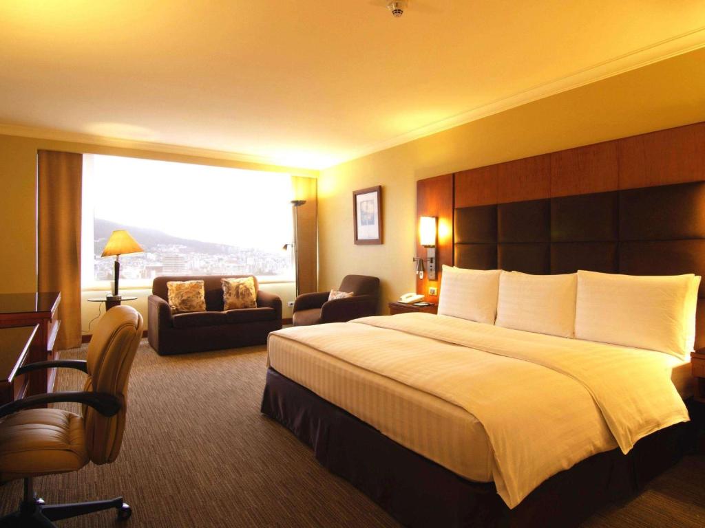 Postel nebo postele na pokoji v ubytování Swissotel Quito