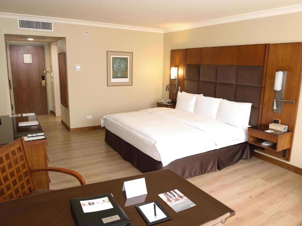 Postel nebo postele na pokoji v ubytování Swissotel Quito