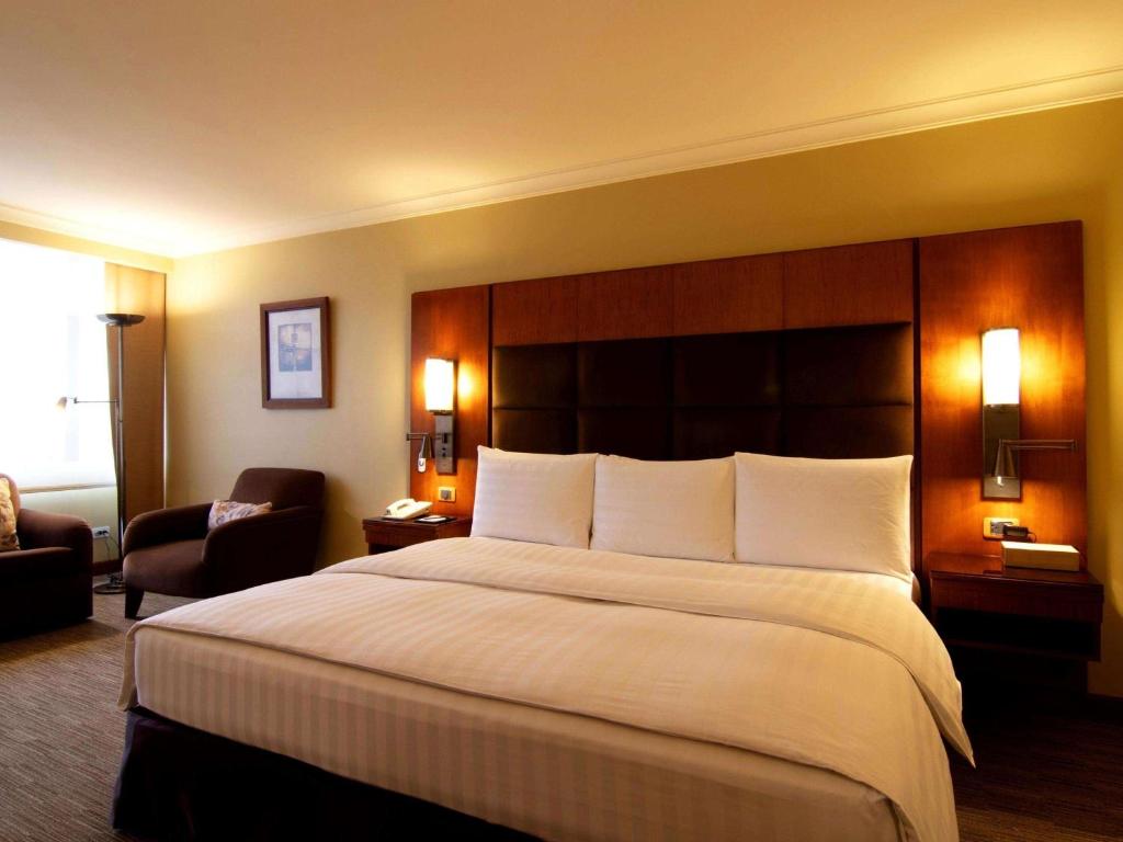 Postel nebo postele na pokoji v ubytování Swissotel Quito