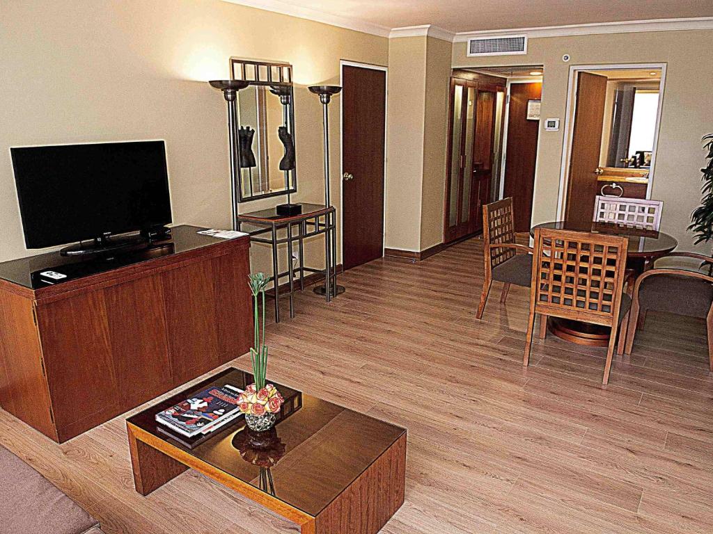 TV a/nebo společenská místnost v ubytování Swissotel Quito