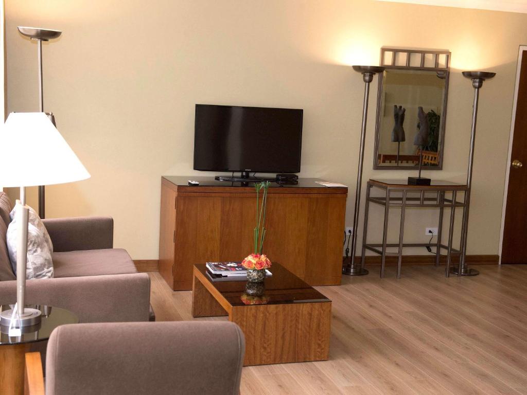 TV a/nebo společenská místnost v ubytování Swissotel Quito