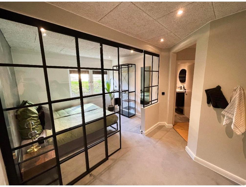 um quarto com uma cama num quarto com paredes de vidro em NY style entire apartment w/private cozy terrace em Harrislee